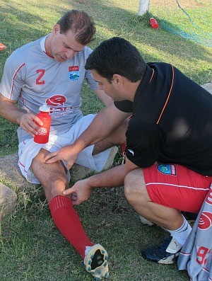 Túlio Maravilha sente uma lesão em treino do Vilavelhense (Foto: Kleber Amorim/A Gazeta)