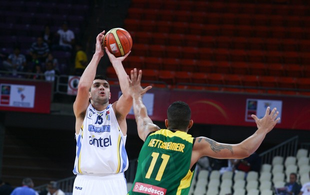 Basquete Brasil x Uruguai (Foto: Samuel Vélez / FIBA)