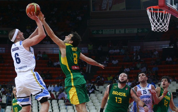 Basquete Brasil x Uruguai (Foto: Samuel Vélez / FIBA)