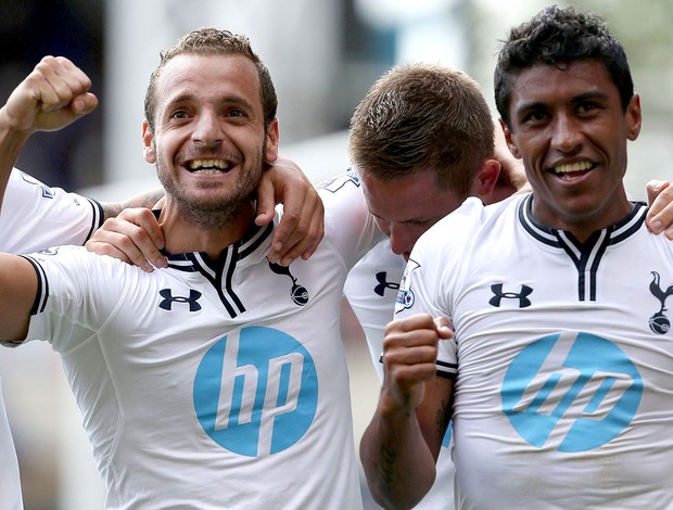 soldado paulinho tottenham gol crystal palace (Foto: Agência EFE)