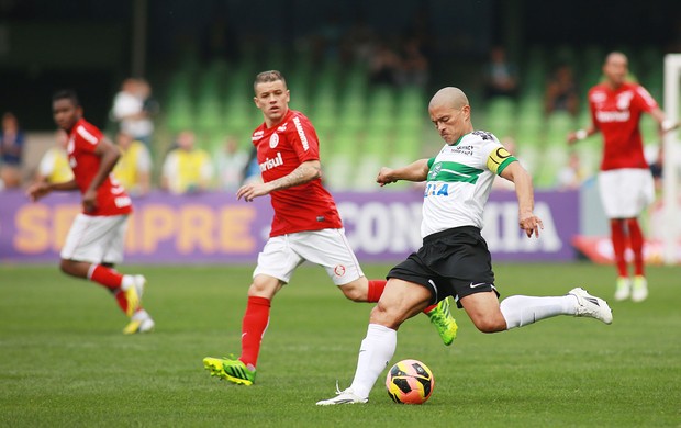 alex coritiba e Dalessandro internacional Brasileirão (Foto: Giuliano Gomes / Agência Estado)