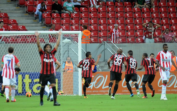 náutico x atlético-pr (Foto: Antônio Carneiro / Pernambuco Press)