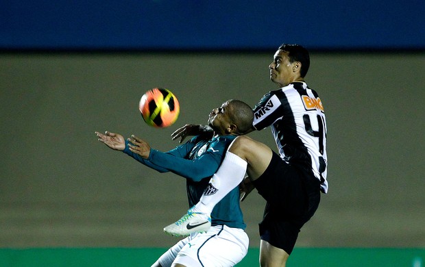 Walter goiás e Réver Atlético-mg brasileirão (Foto: Adalberto Marques / Agência Estado)