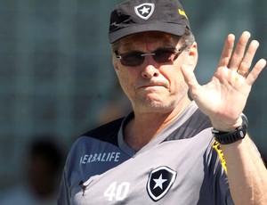 Oswaldo de Oliveira treino Botafogo (Foto: Marcos Tristão / Agência o Globo)