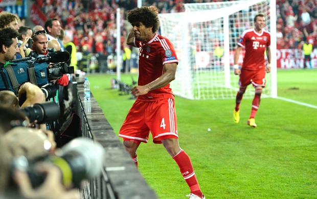 Dante comemora gol de empate do Bayern de munique contra o Chelsea (Foto: Agência AFP)