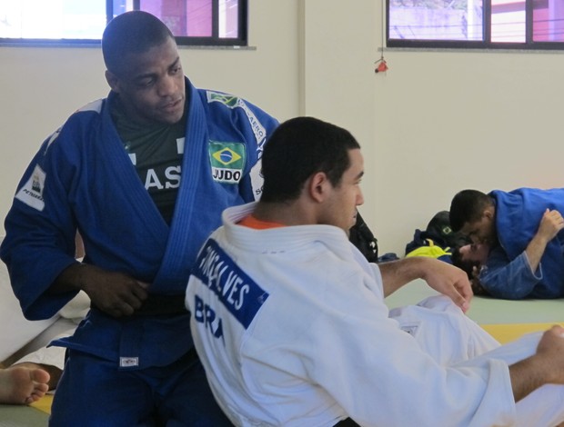 Eduardo Santos (de azul) em treino da seleção brasileira no Rio (Foto: Thierry Gozzer)