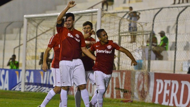 Damião e Jorge Henrique gol Internacional x Salgueiro (Foto: Clélio Tomaz / Agência Estado)