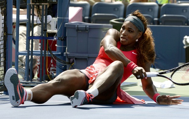 Serena Williams no chão em um ponto (Foto: TIMOTHY CLARY / AFP)