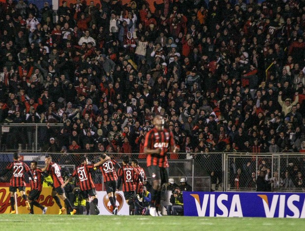 jogadores gol Atlético-PR  (Foto: Joka Madruga / Futura Press)