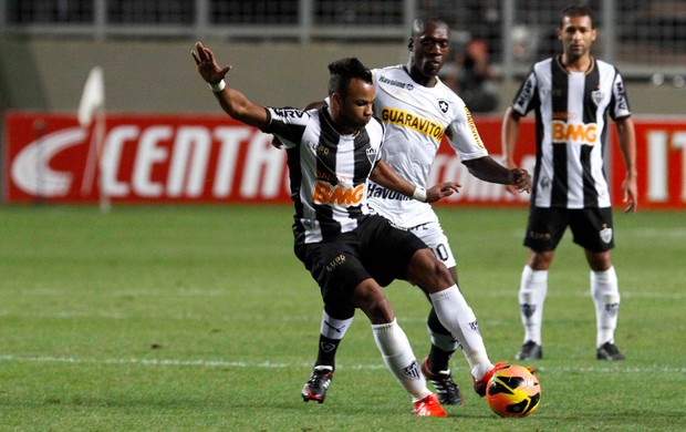 Fernandinho e Seedorf Atlético-MG x Botafogo (Foto: Washington Alves / VIPCOMM)