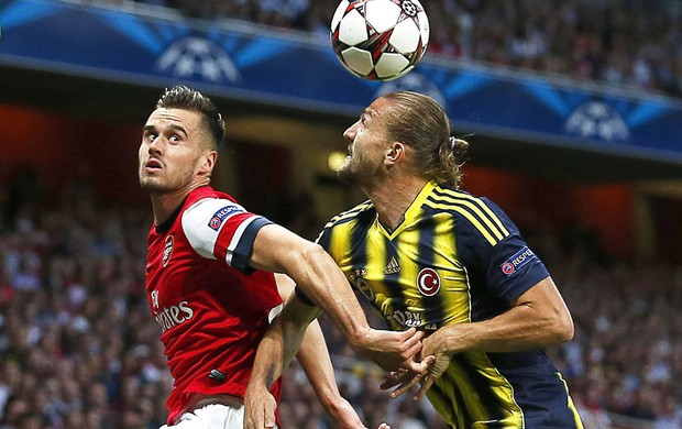 Jenkinson e Erkin Arsenal e Fenerbahçe (Foto: Agência EFE)