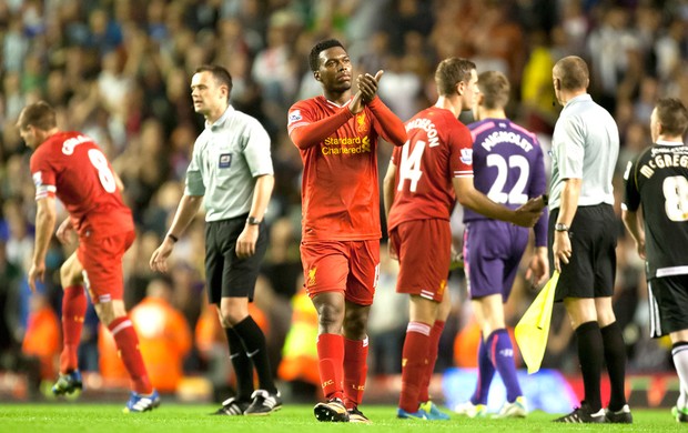 Sturridge comemora gol do Liverpool contra o Notts County (Foto: Agência AP)