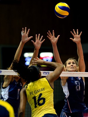 Fê Garay contra os EUA, Grand Prix de vôlei (Foto: Divulgação / FIVB)