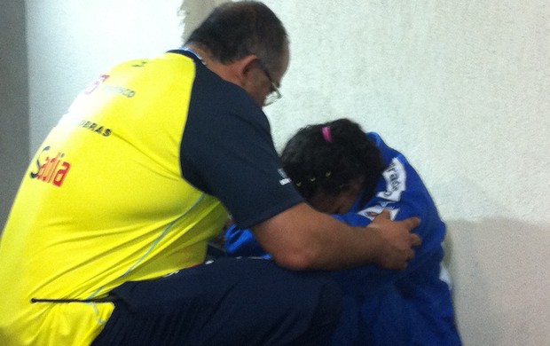 Eleudis Valentim é consolada por um membro da comissão técnica do Brasil (Foto: Thierry Gozzer)