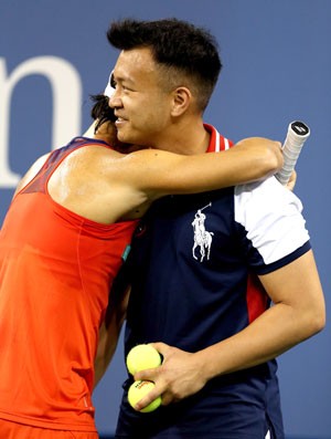 Tênis Schiavone abraça Boleiro US open (Foto: Getty Images)