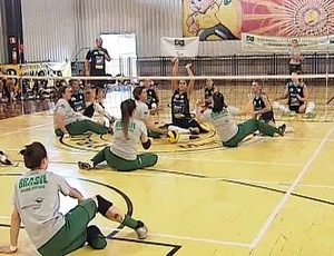 Praia e seleção brasileira de vôlei sentado realizam amistoso no clube (Foto: Reprodução/TV Integração)