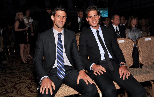 Novak Djokovic e Rafael Nadal em traje de gala, durante cerimônia da ATP em Nova York (Foto: Getty Images)