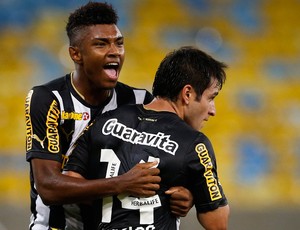 Vitinho e Lodeiro gol Botafogo (Foto: Guito Moreto / O Globo)