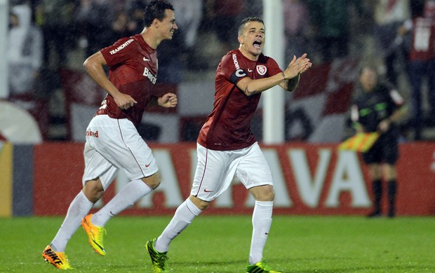 Damião e Dalessandro gol Internacional (Foto: Edu Andrade / Agência Estado)