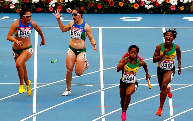 Franciela Krasucki e Vanda Gomes revezamento feminino 4x100m mundial de atletismo (Foto: Agência Reuters)