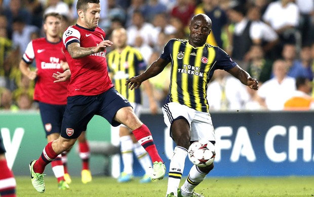 Wilshire e Webo Fenerbahçe e Arsenal (Foto: Agência EFE)