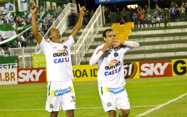 Athos comemora gol do Chapecoense contra o América-MG (Foto: Junior Matitello / Agência estado)