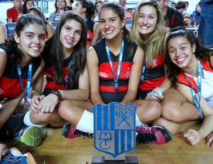 Sasha e as companheiras do Flamengo com o troféu de vice-campeão (Foto: Skylo/Melhor do Vôlei)