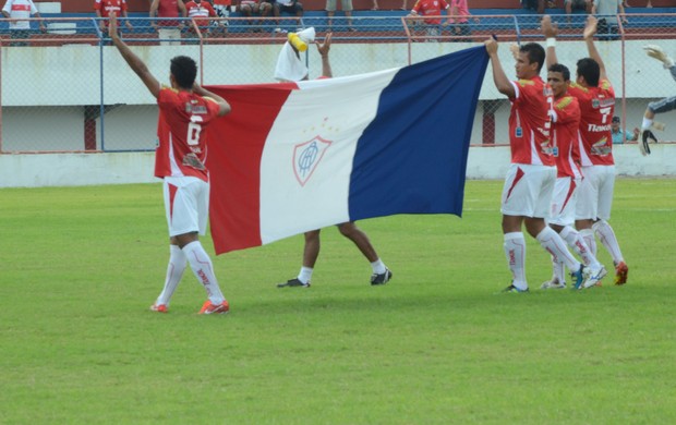 Time entra com a bandeira do Itabaiana (Foto: Thiago Barbosa / GLOBOESPORTE.COM)