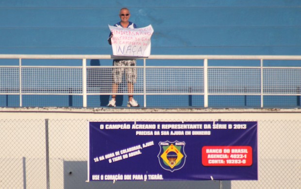 No Florestão, torcedor aniversariante pede camisa do Nacional-AM (Foto: João Paulo Maia)