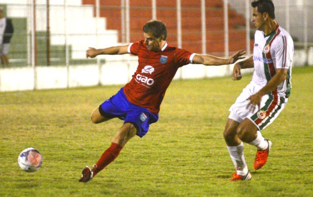 Túlio Maravilha, atacante da Vilavelhense, em ação contra o Real Noroeste (Foto: Edson Chagas/A Gazeta)