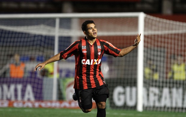 Ederson gol Atlético-PR (Foto: Geraldo Bubniak / Ag. Estado)