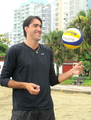 Rodrigão na praia (Foto: Juliana Vieira / GloboEsporte.com)