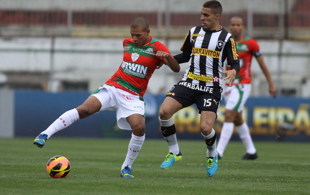 Willian da Portuguesa e Gabriel do Botafogo (Foto: Marcos Bezerra / Ag. Estado)