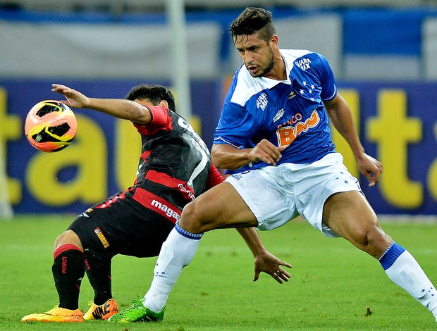 Léo cruzeiro vitória brasileirão 2013 (Foto: Juliana Flister / Vipcomm)