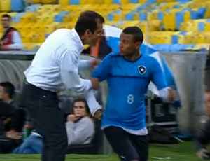 Dunga reclama com gandula no Maracanã (Foto: Reprodução / SporTV)