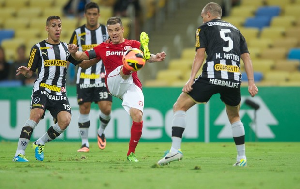 D'Alessandro contra o Botafogo (Foto: Alexandre Lops / Inter, DVG)