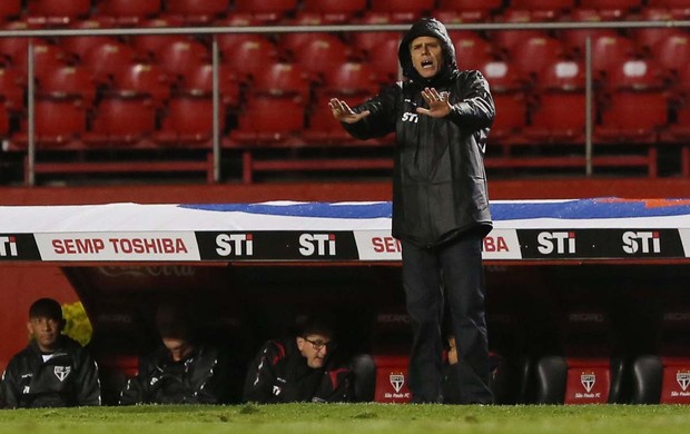 Autuori pede calma ao time durante a partida desta quinta (Foto: Rubens Chiri - Site oficial do São Paulo FC)