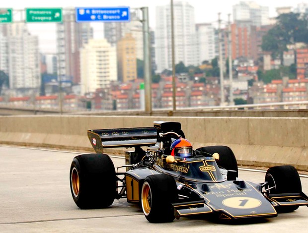 Emerson Fittipaldi pilota a Lotus (Foto: Marcos Ribolli / Globoesporte.com)