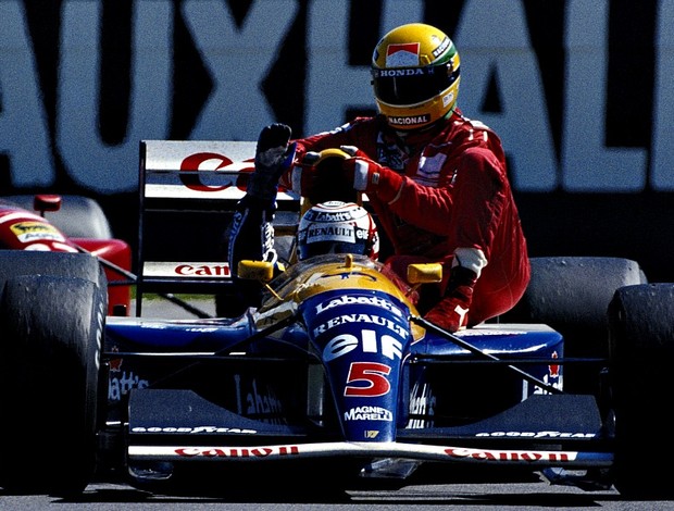 Ayrton Senna pega a famosa carona com Nigel Mansell no GP da Inglaterra de 1991 (Foto: Getty Images)