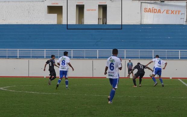 Torcedor por fazer número 2 e torcer ao mesmo tempo em estádio do Acre (Foto: João Paulo Maia)