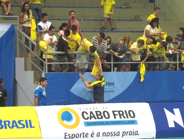 vôlei Bernadinho tira foto com Torcida (Foto: Thiago Lavinas)