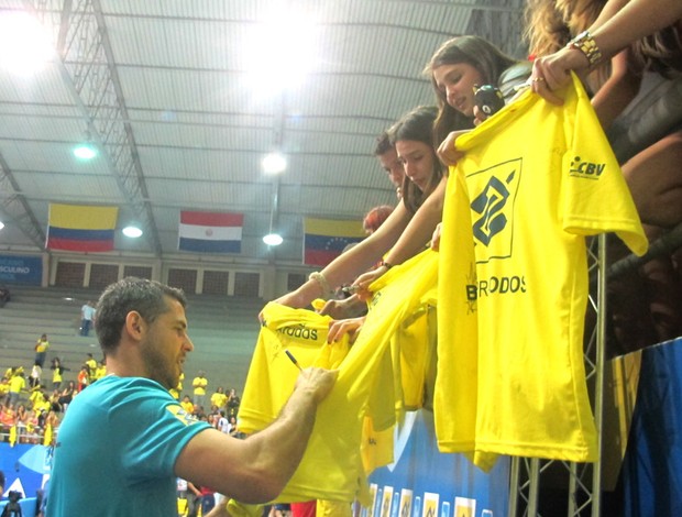 vôlei dante tira foto com Torcida (Foto: Gabriel Fricke)