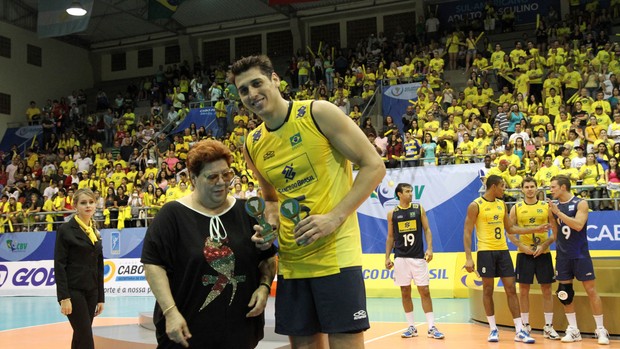 Sidão recebe o prêmio de melhor jogador do Sul-Americano (Foto: Divulgação/CBV)