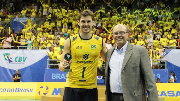 Bruninho recebe o prêmio de melhor levantador (Foto: Divulgação/CBV)