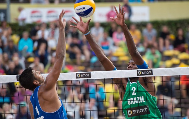 evandro bloqueio campeão etapa de berlim volei de praia (Foto: FIVB)