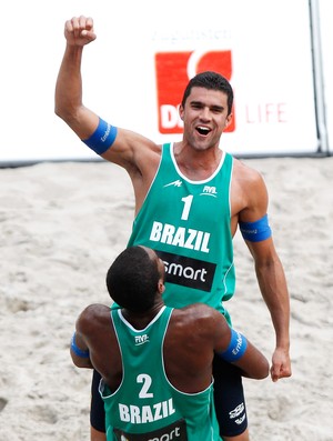 evandro e vitor felipe campeões etapa de berlim volei de praia (Foto: FIVB)