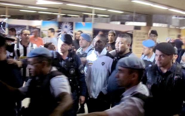 torcida desembarque Botafogo em Brasília (Foto: Fred Huber)