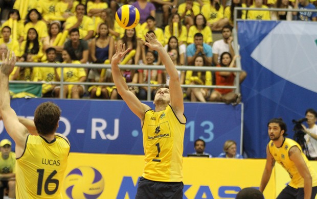 Levantamento de Bruninho no jogo contra o Chile, em Cabo Frio (Foto: Alexandre Arruda/CBV)