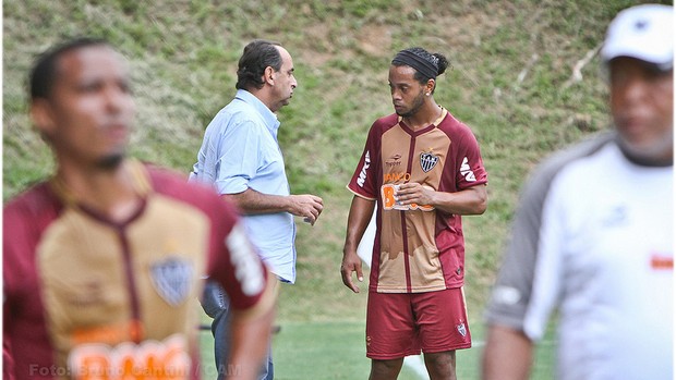 Alexandre Kalil e Ronaldinho conversam no Galo (Foto: Bruno Cantini / Site Oficial do Atlético-MG)