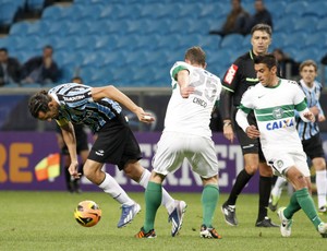 Barcos contra a defesa do Coritiba (Foto: Wesley Santos/Agência PressDigital)